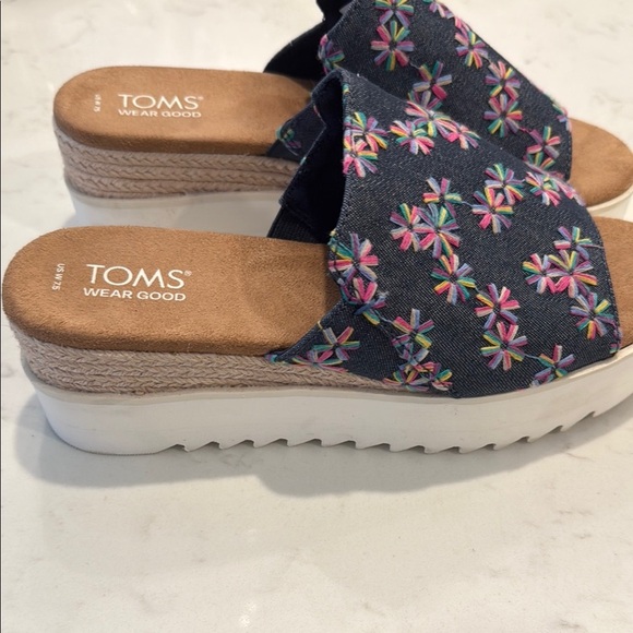 TOMS Navy Embroidered Slide Sandals EUC - Picture 3 of 4